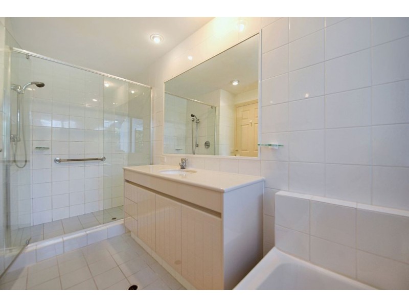 125 Santa Cruz Boulevard, Clear Island Waters QLD 4226