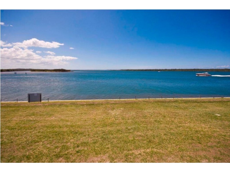 14 Knightsbridge Parade East, Sovereign Islands QLD 4216