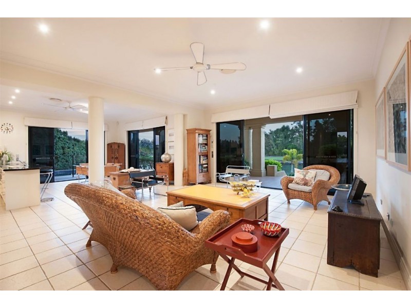 2120 Fernlea Close, Hope Island QLD 4212