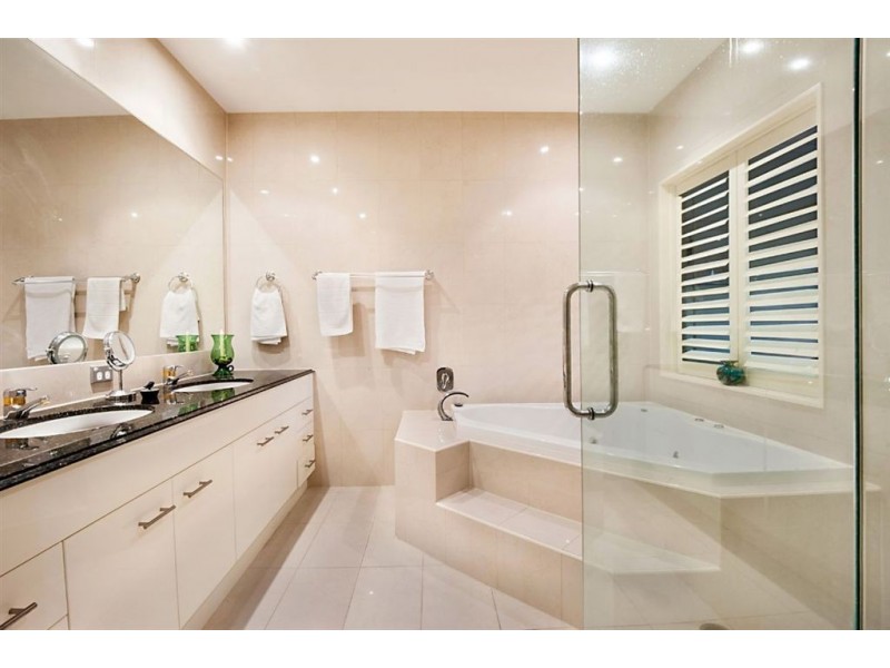 2120 Fernlea Close, Hope Island QLD 4212