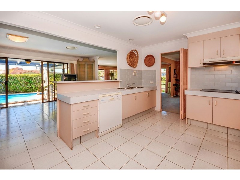 8 Marbella Drive, Benowa Waters QLD 4217