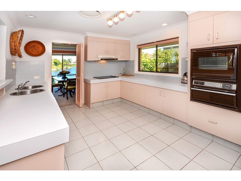 8 Marbella Drive, Benowa Waters QLD 4217