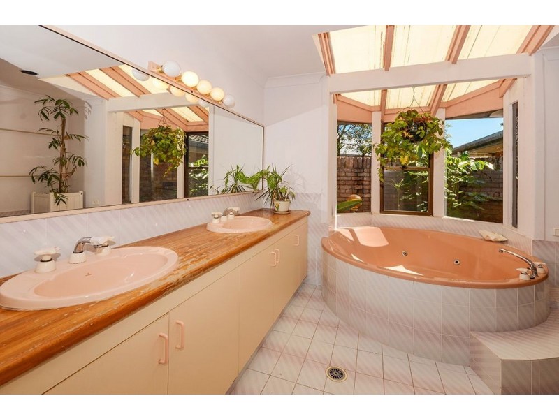 8 Marbella Drive, Benowa Waters QLD 4217