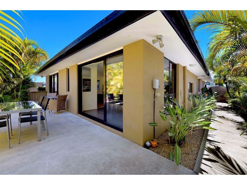 254 Rio Vista Boulevard, Mermaid Waters QLD 4218