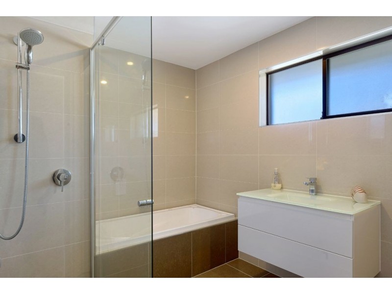 254 Rio Vista Boulevard, Mermaid Waters QLD 4218