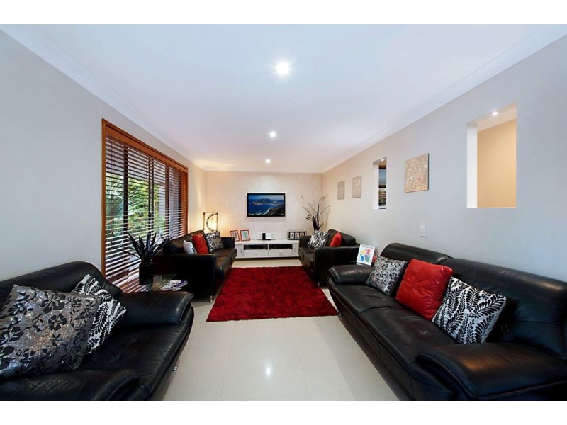 8 Gladiolus Court, Hollywell QLD 4216