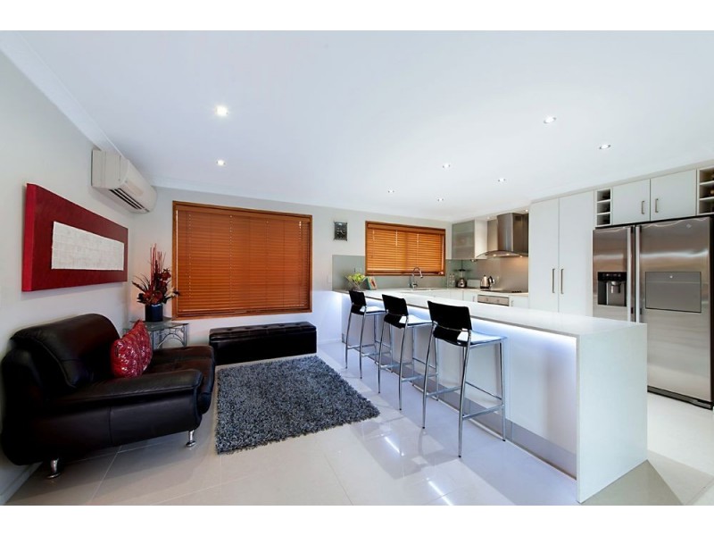 8 Gladiolus Court, Hollywell QLD 4216