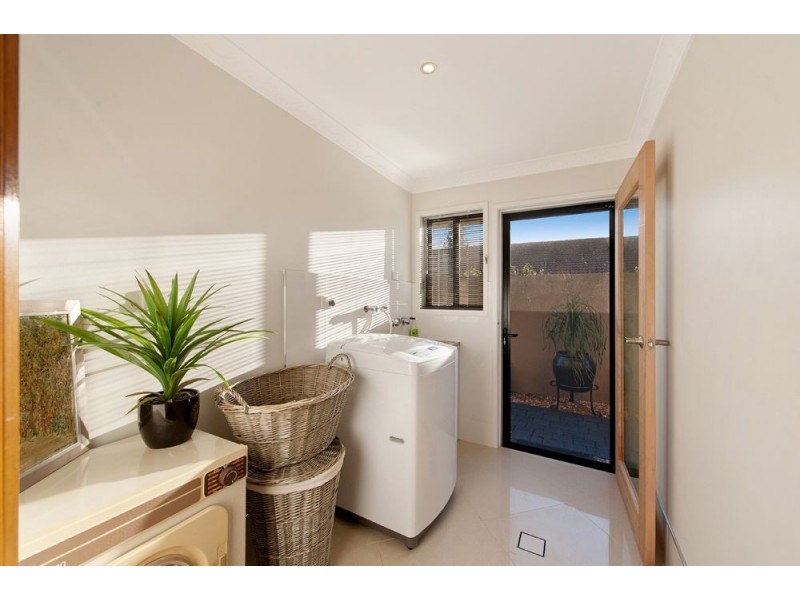 8 Gladiolus Court, Hollywell QLD 4216