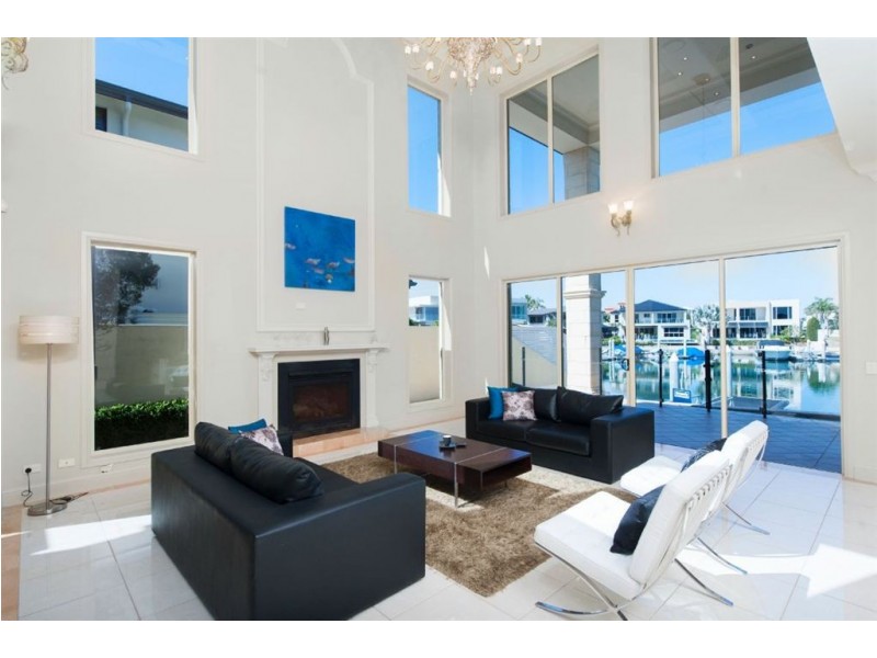 21 Royal Albert Crescent, Sovereign Islands QLD 4216