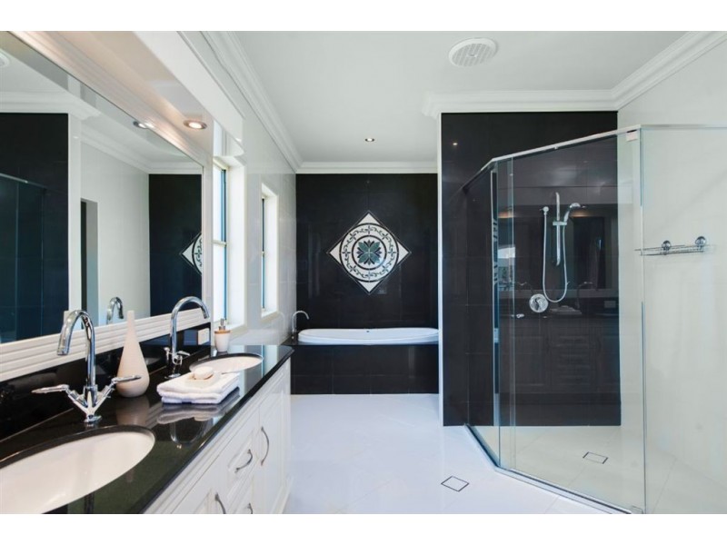 21 Royal Albert Crescent, Sovereign Islands QLD 4216