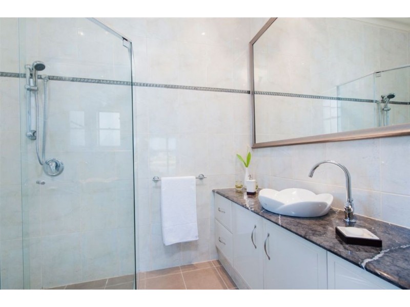 21 Royal Albert Crescent, Sovereign Islands QLD 4216