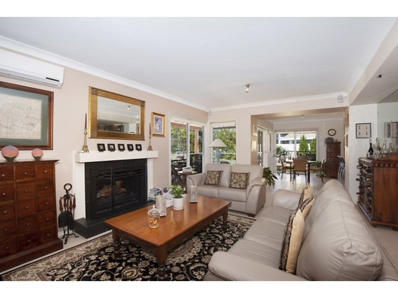 2 Meadowview Drive, Carrara QLD 4211