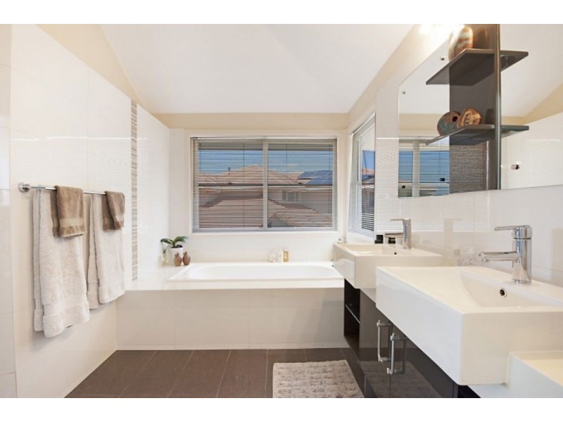 2 Meadowview Drive, Carrara QLD 4211