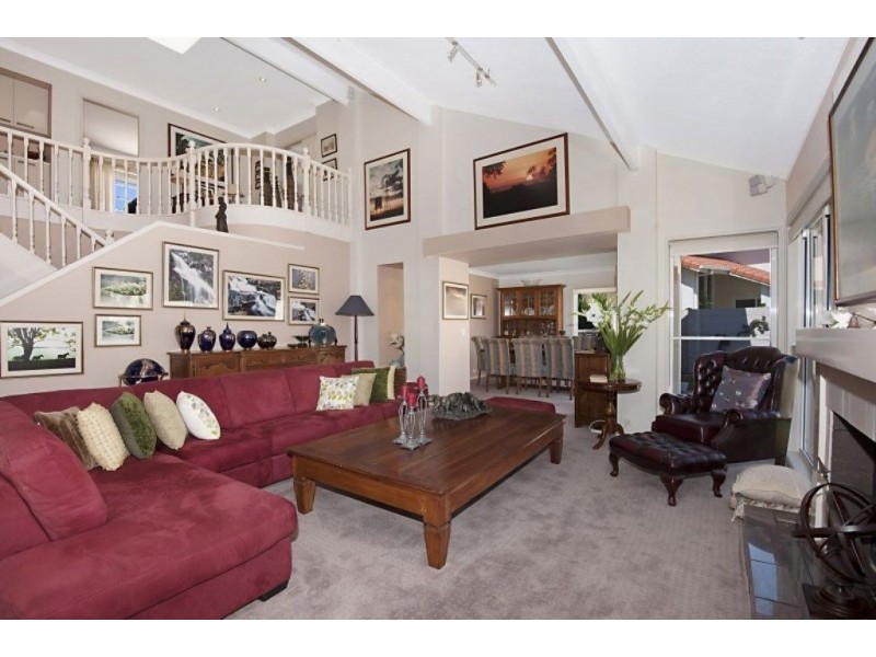 2 Meadowview Drive, Carrara QLD 4211