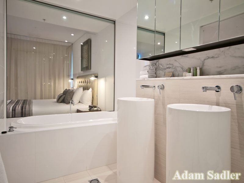 4 Charles Avenue, Broadbeach QLD 4218