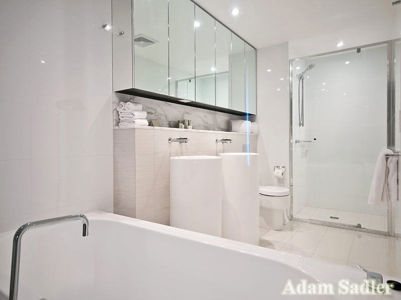 4 Charles Avenue, Broadbeach QLD 4218