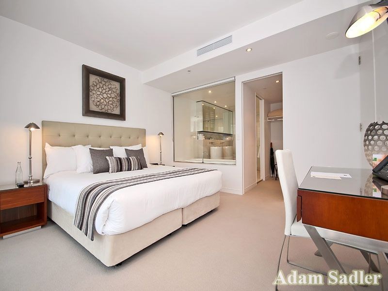 4 Charles Avenue, Broadbeach QLD 4218