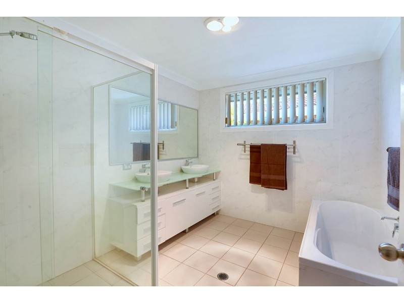 8 Rotorua Place, Clear Island Waters QLD 4226