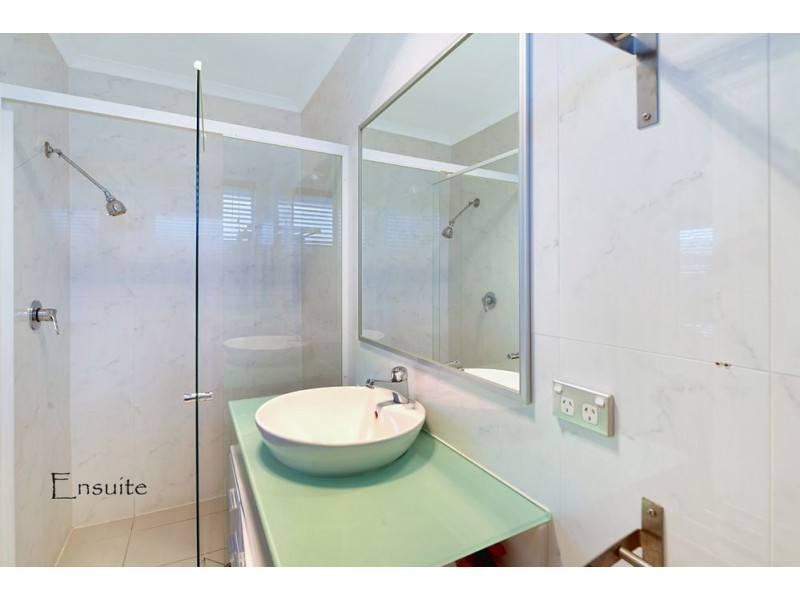 8 Rotorua Place, Clear Island Waters QLD 4226