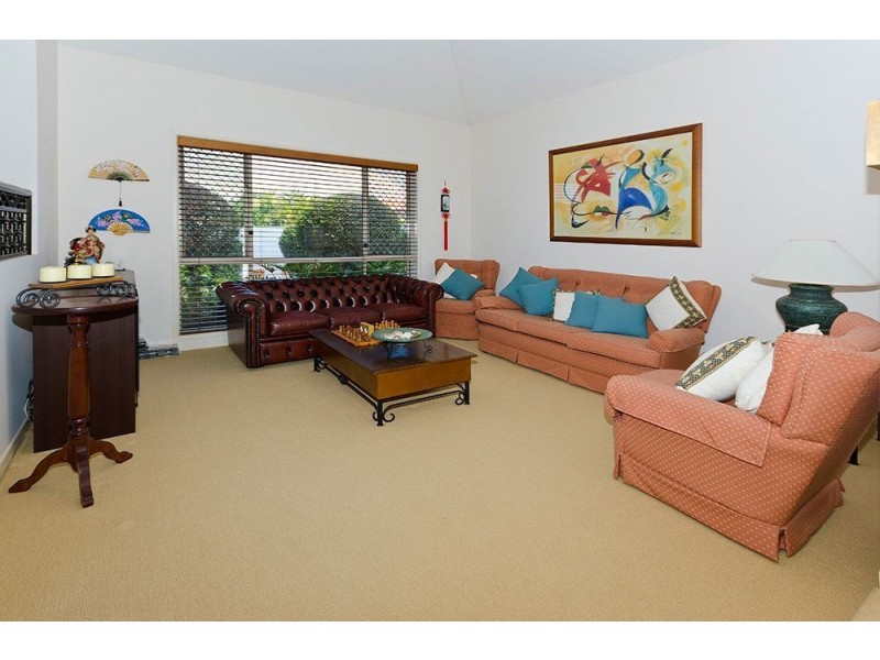 6 Meadowlake Drive, Carrara QLD 4211