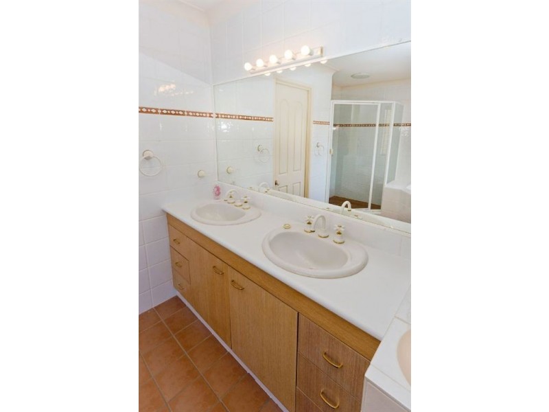 6 Meadowlake Drive, Carrara QLD 4211