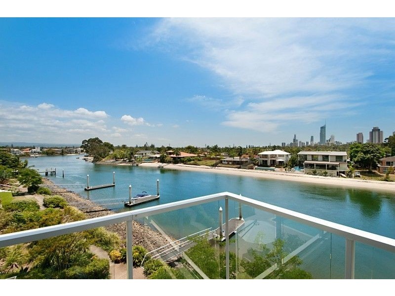 33 TE Peters Drive, Broadbeach Waters QLD 4218