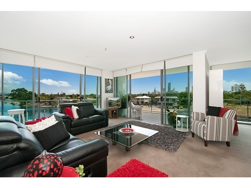 33 TE Peters Drive, Broadbeach Waters QLD 4218