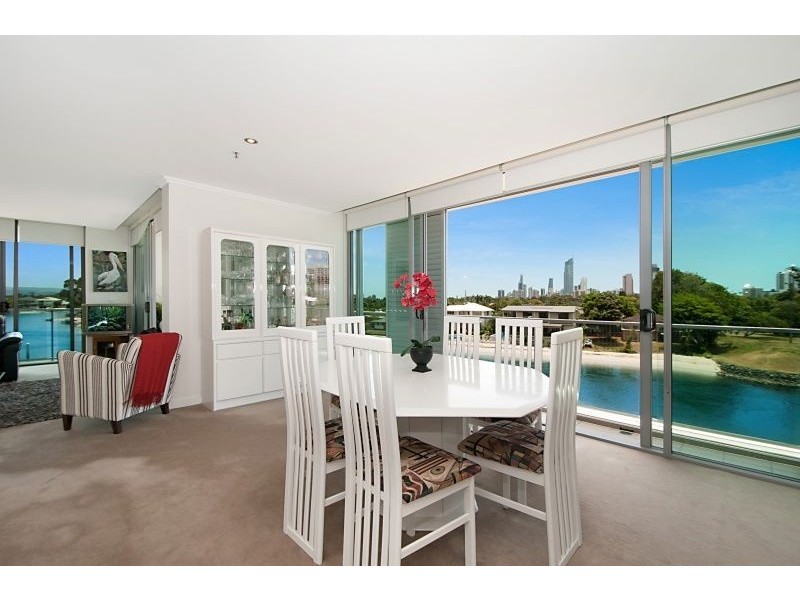 33 TE Peters Drive, Broadbeach Waters QLD 4218