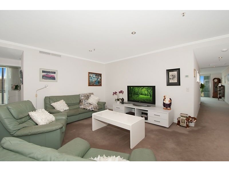 33 TE Peters Drive, Broadbeach Waters QLD 4218