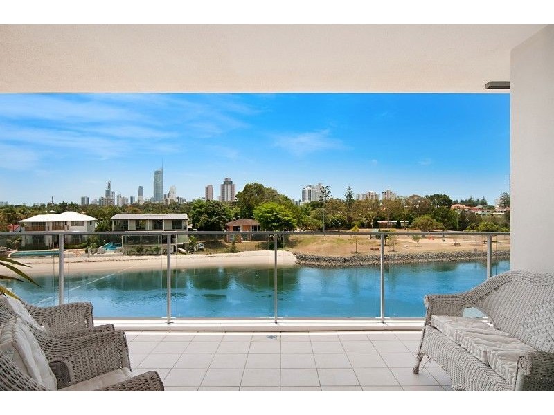 33 TE Peters Drive, Broadbeach Waters QLD 4218
