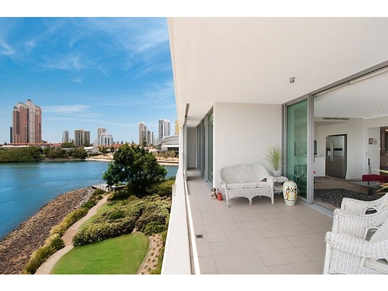 33 TE Peters Drive, Broadbeach Waters QLD 4218