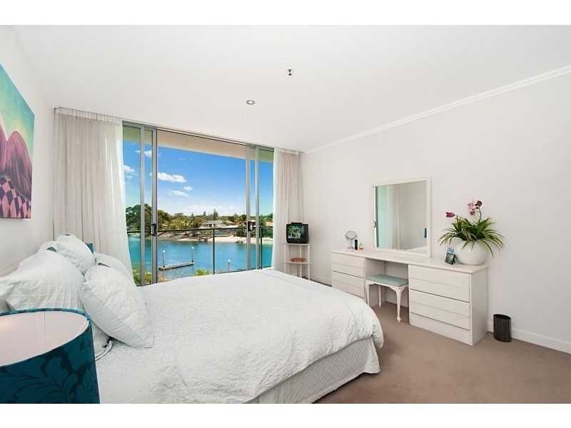 33 TE Peters Drive, Broadbeach Waters QLD 4218