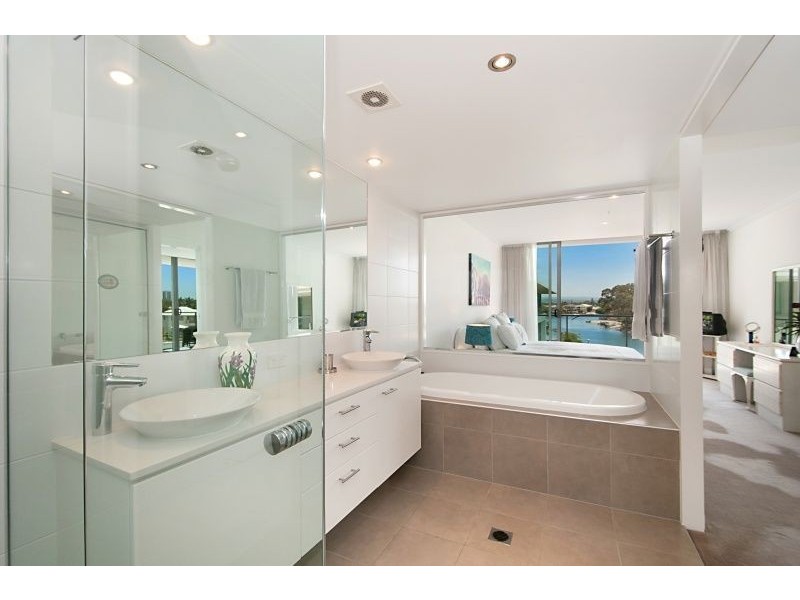33 TE Peters Drive, Broadbeach Waters QLD 4218