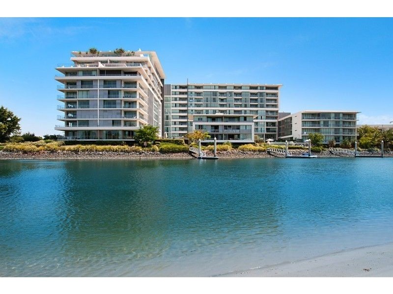 33 TE Peters Drive, Broadbeach Waters QLD 4218