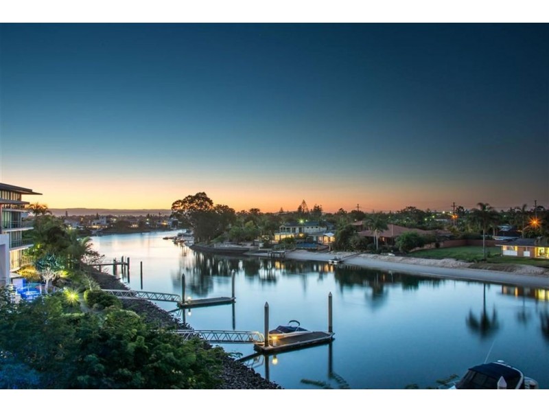 33 TE Peters Drive, Broadbeach Waters QLD 4218