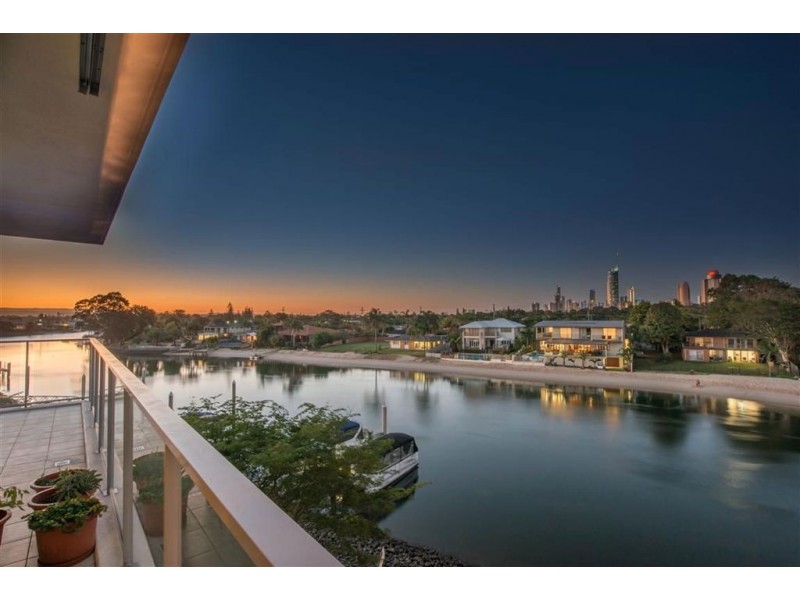 33 TE Peters Drive, Broadbeach Waters QLD 4218