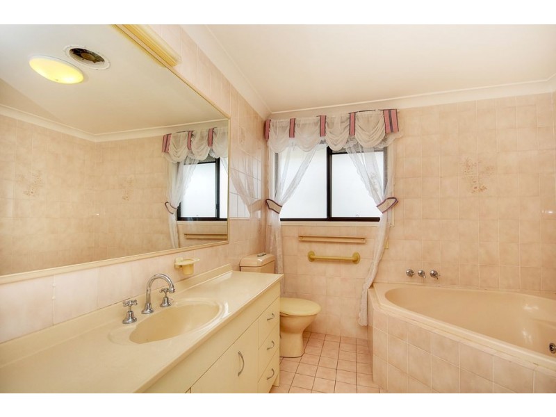 379 Rio Vista Blvd, Mermaid Waters QLD 4218