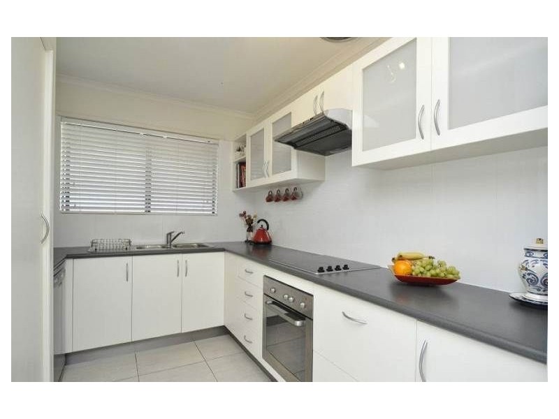 2/13 Errol Avenue, Paradise Point QLD 4216