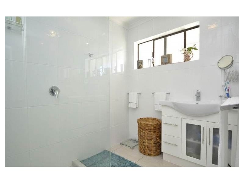 2/13 Errol Avenue, Paradise Point QLD 4216
