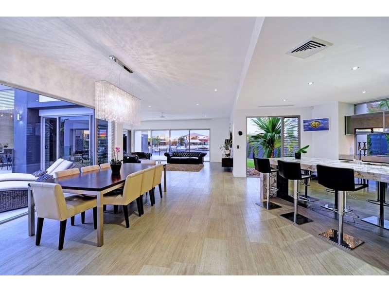 2-4 Kensington Mews, Sovereign Islands QLD 4216