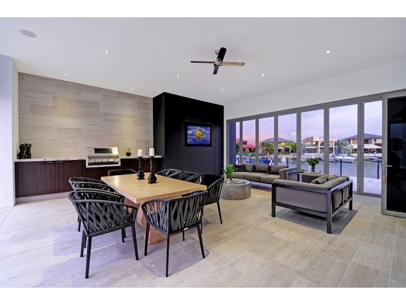 2-4 Kensington Mews, Sovereign Islands QLD 4216