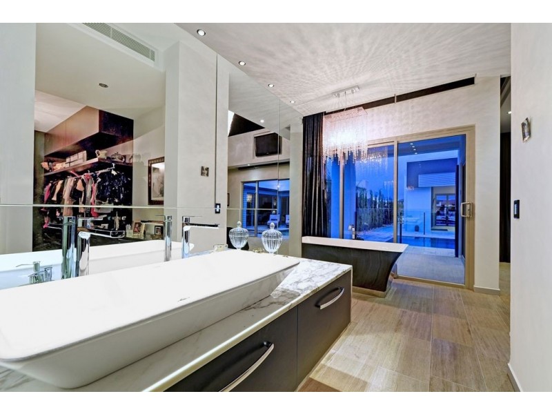 2-4 Kensington Mews, Sovereign Islands QLD 4216