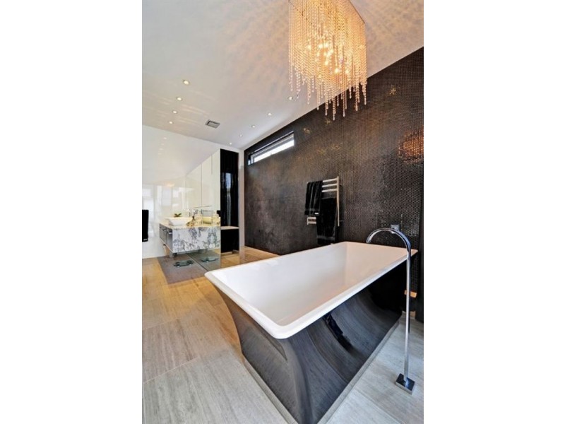 2-4 Kensington Mews, Sovereign Islands QLD 4216