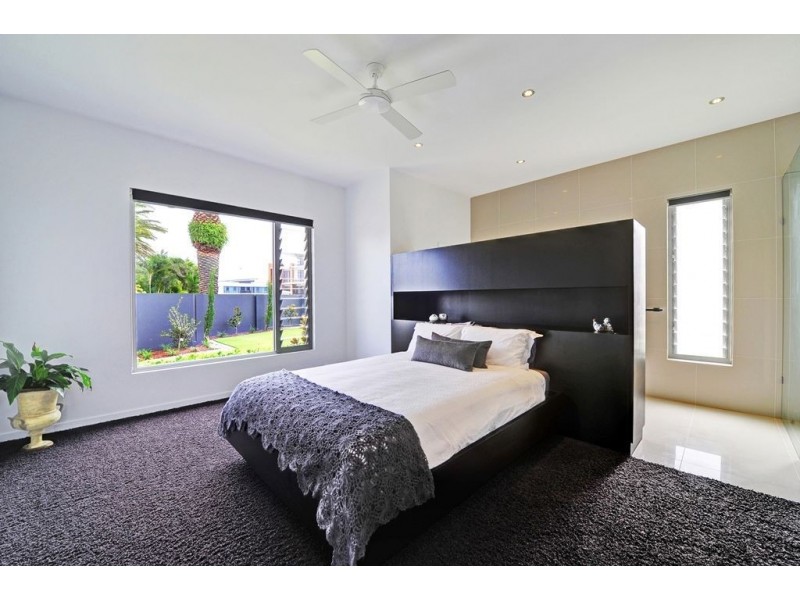 2-4 Kensington Mews, Sovereign Islands QLD 4216