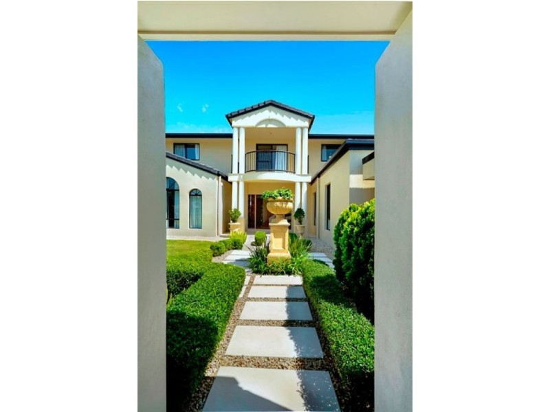 1 Lotus Key, Broadbeach Waters QLD 4218