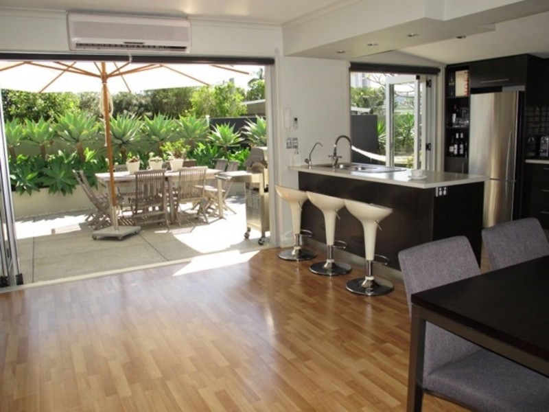 21 Naranga Avenue, Broadbeach Waters QLD 4218