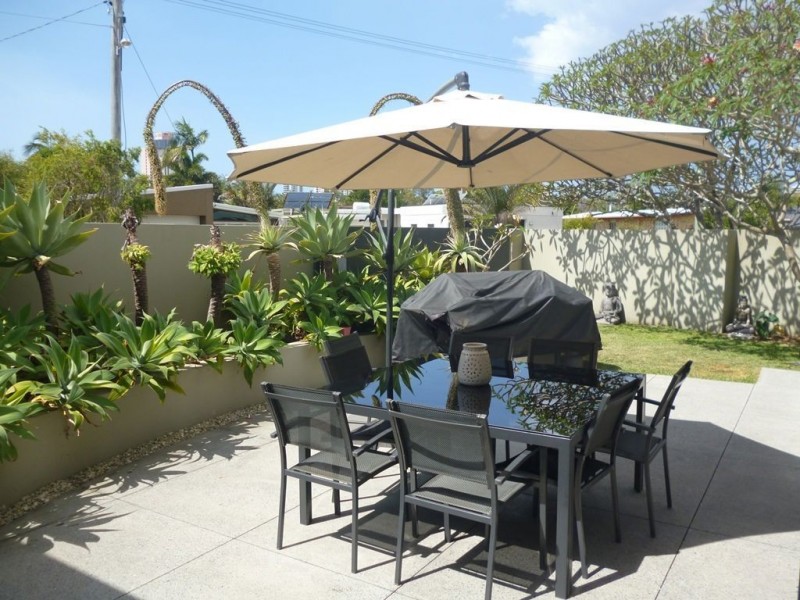 21 Naranga Avenue, Broadbeach Waters QLD 4218