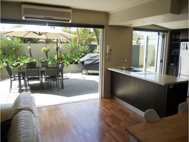 21 Naranga Avenue, Broadbeach Waters QLD 4218