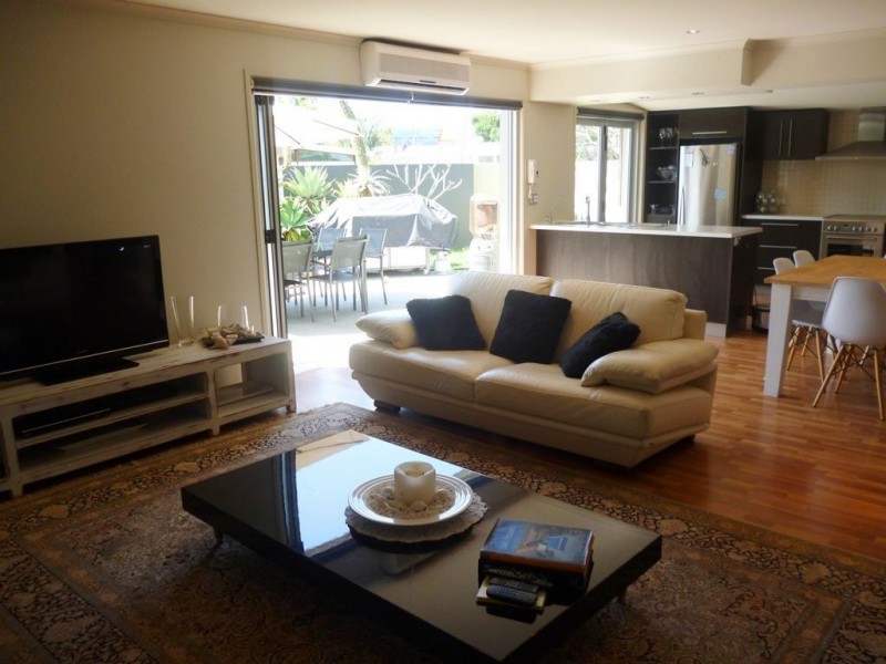 21 Naranga Avenue, Broadbeach Waters QLD 4218