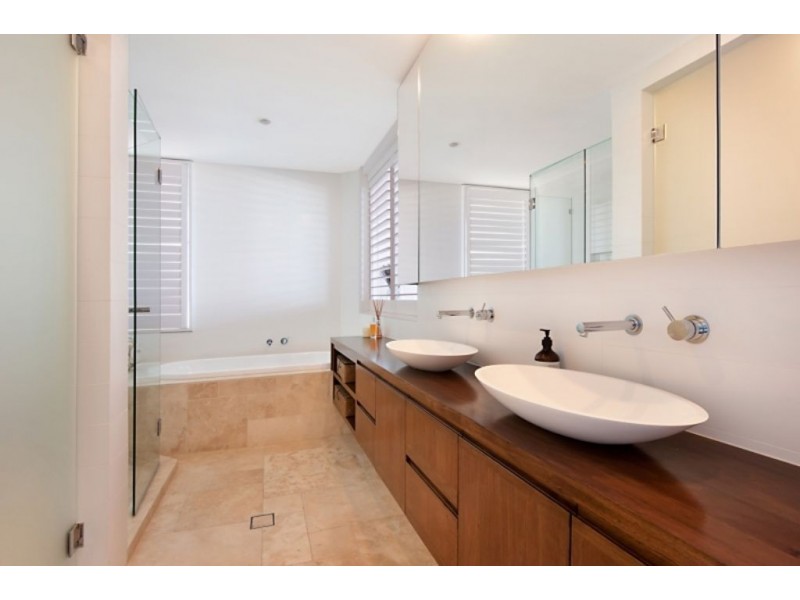 1/147 Hedges Avenue, Mermaid Beach QLD 4218